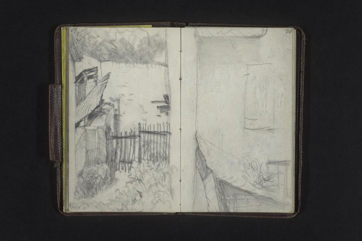 Blick in einen Hof mit Bretterzaun und Schuppen, eine Hauswand