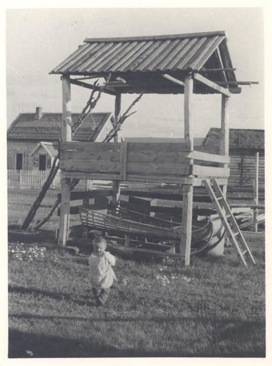 Junge vor Gerätehütte