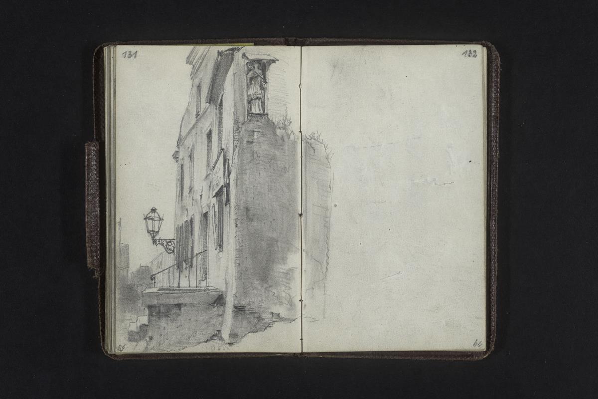 Haus mit Eingangstreppe und Laterne sowie Muttergottesstatue am Seitengiebel