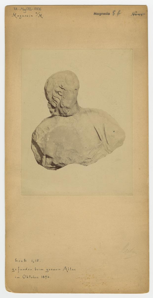 Magnesia am Mäander, Artemisaltar, Reliefplatte