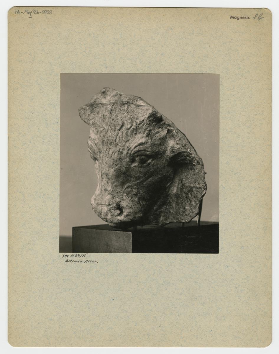 Magnesia am Mäander, Artemisaltar, Reliefplatte