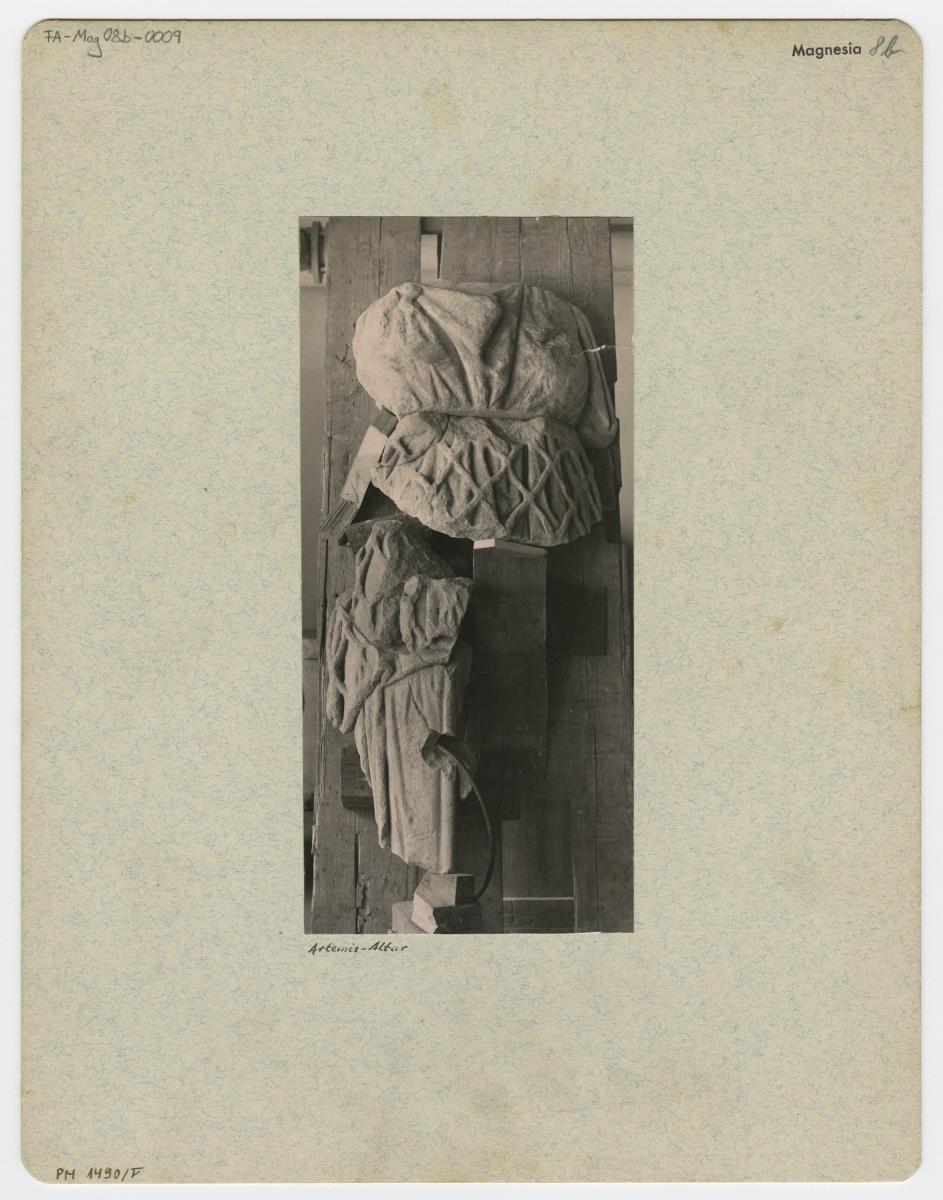 Magnesia am Mäander, Artemisaltar, Reliefplatte