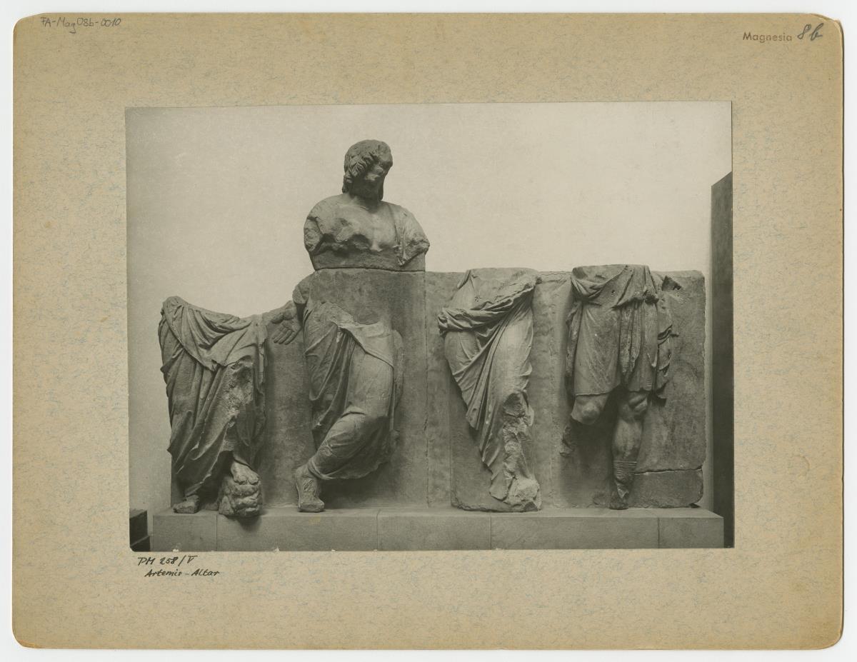 Magnesia am Mäander, Artemisaltar, Reliefplatten