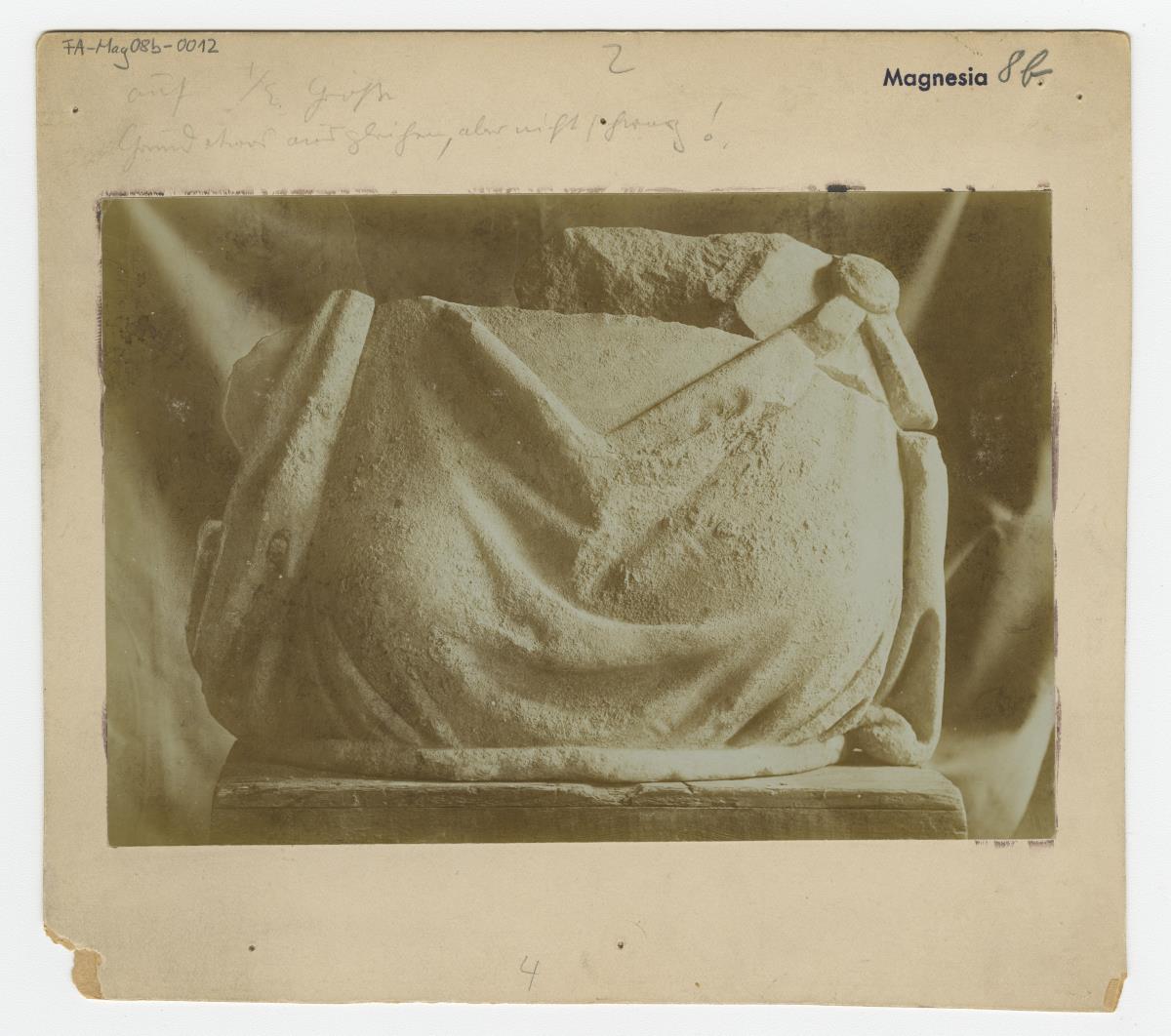Magnesia am Mäander, Artemisaltar, Reliefplatte