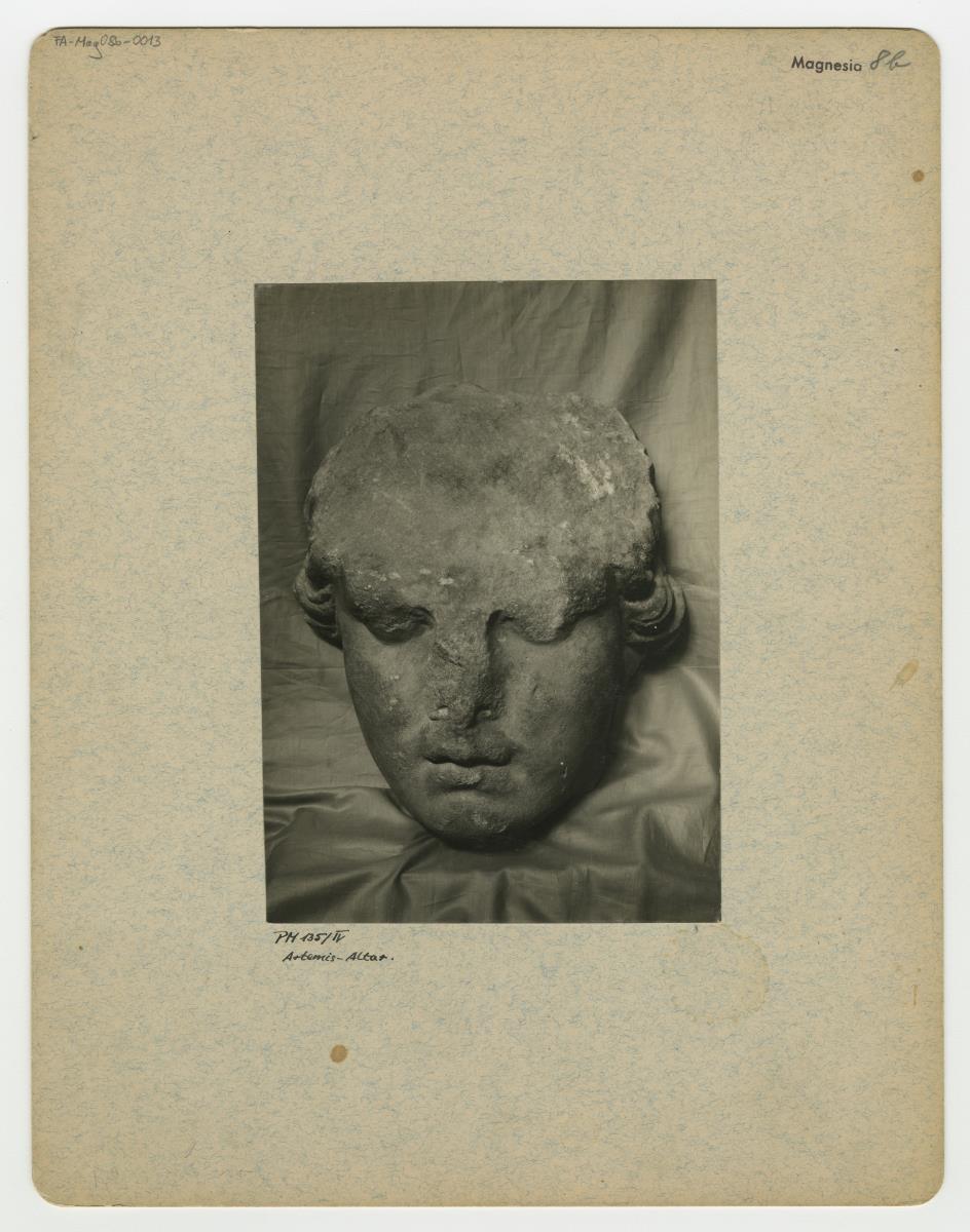 Magnesia am Mäander, Artemisaltar, Reliefplatten