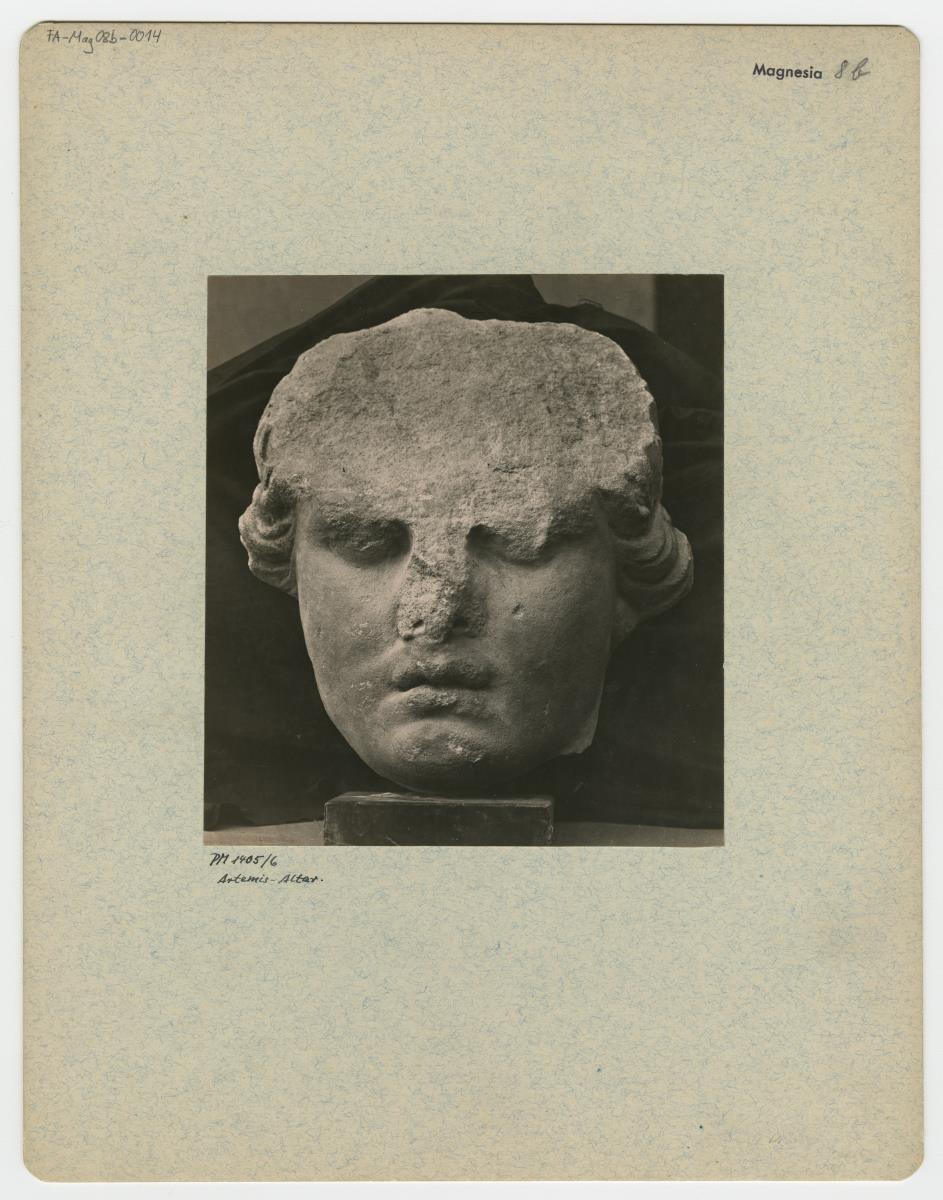 Magnesia am Mäander, Artemisaltar, Reliefplatte