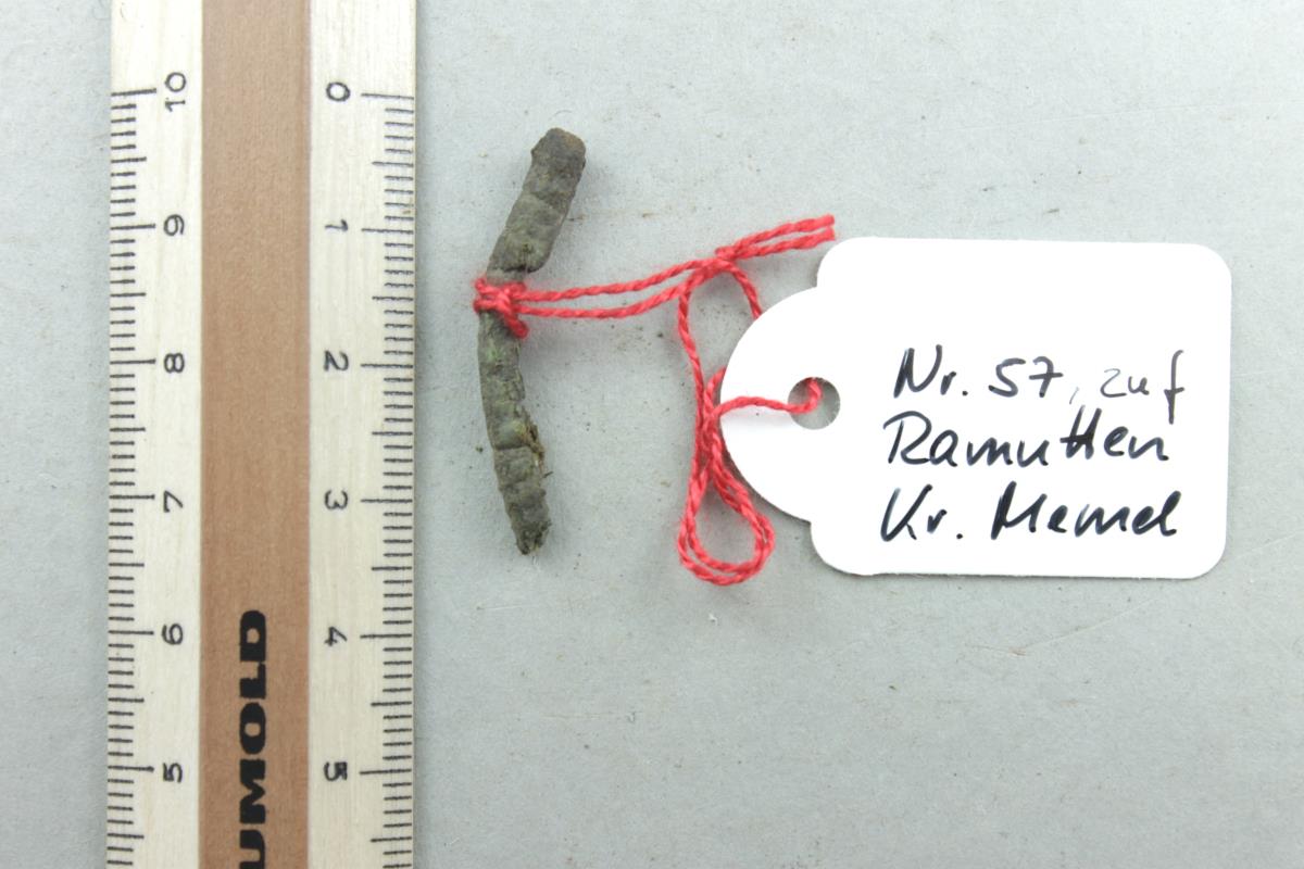 Lederfragment mit Bronzeresten