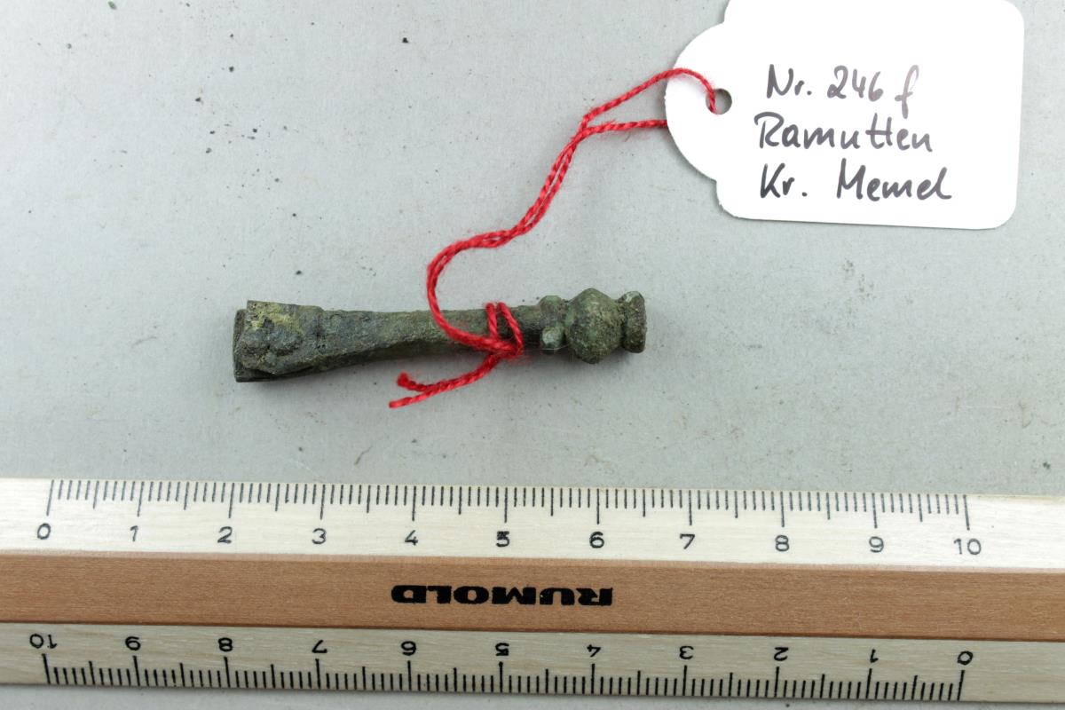Riemenzungenförmiger Anhänger