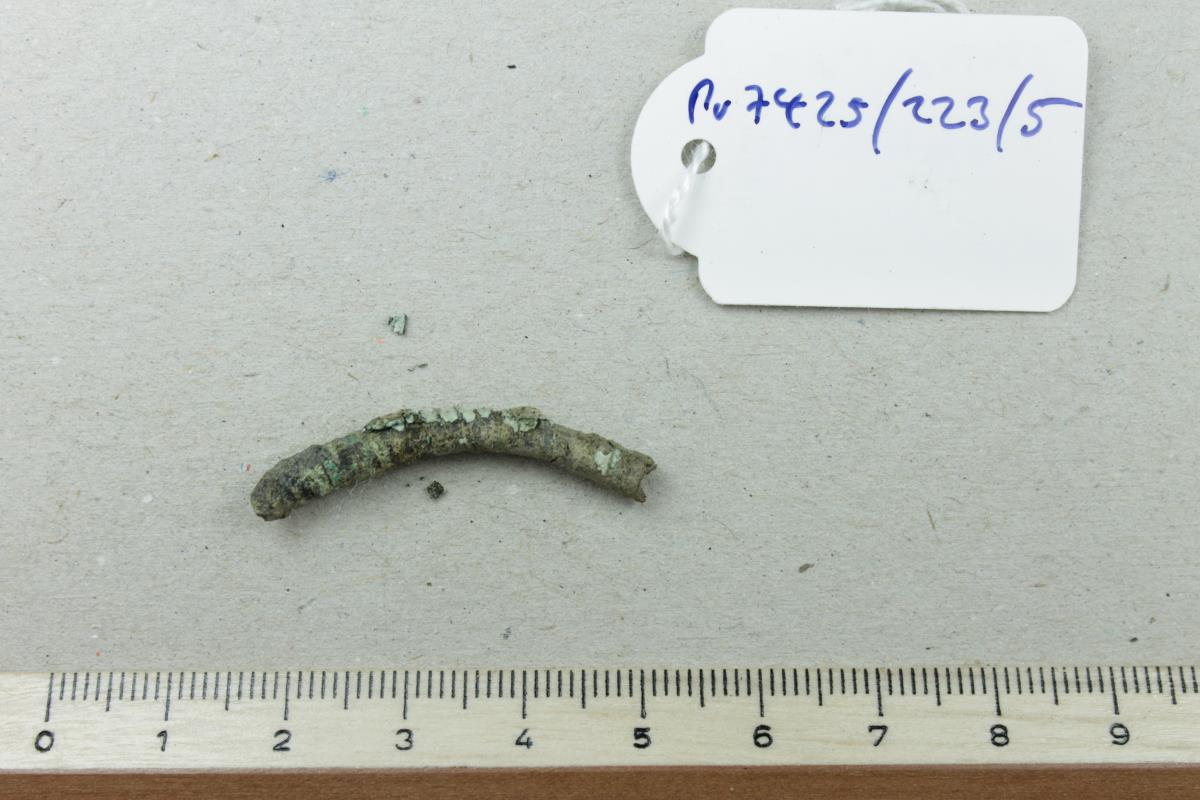 Lederfragment mit Bronzeresten