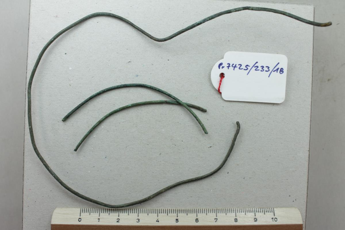 Bronzene Drahtfragmente
