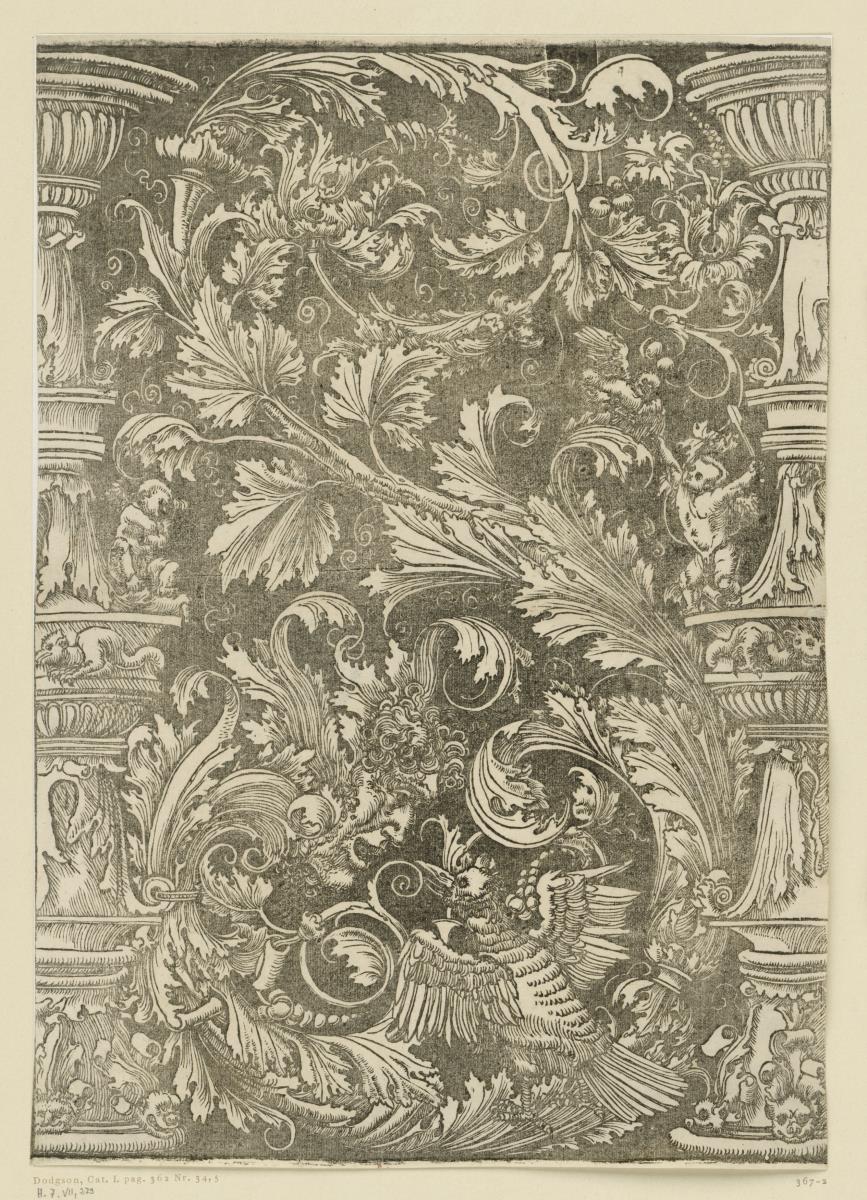 Ornamentaler Buchstabe S aus Ranken- und Blattwerk mit Vögeln und Putti