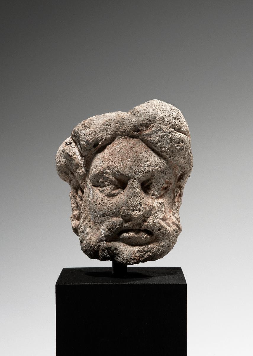 Kopf eines Mannes mit Vollbart und Turban