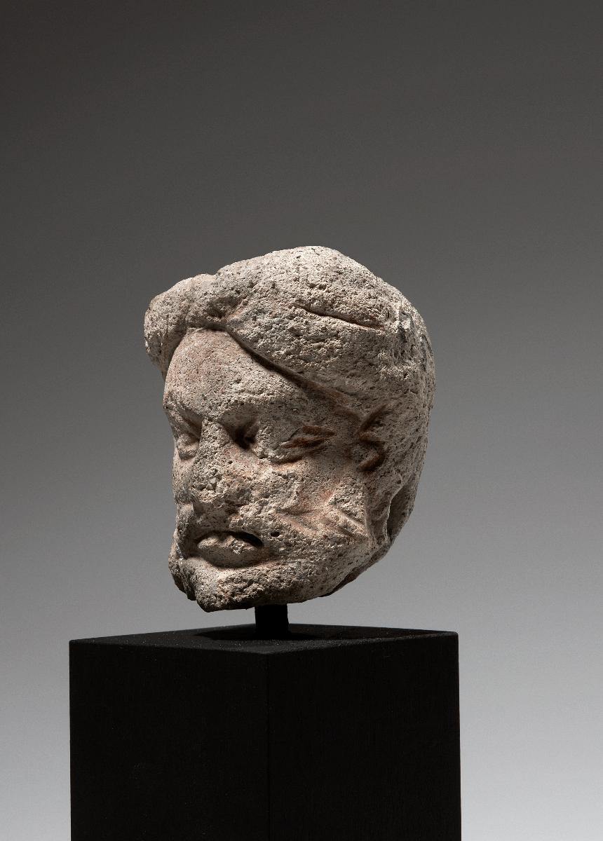 Kopf eines Mannes mit Vollbart und Turban