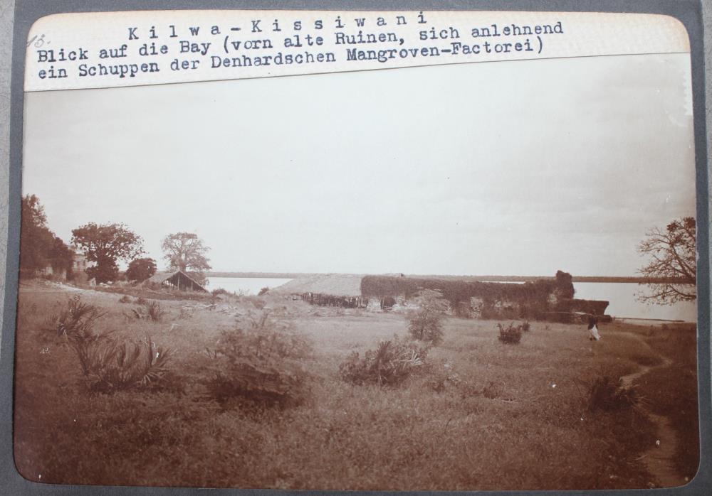 Kilwa-Kissiwani. Blick auf die Bay (vorn alte Ruinen, sich anlehnen ein Schuppen der Denhardschen Mangroven-Factorei)