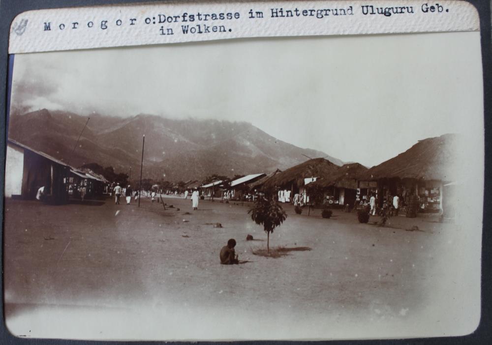 Morogoro: Dorfstrasse im Hintergrund Uluguru Geb. in Wolken
