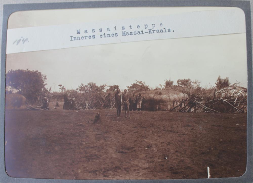 Massaisteppe. Inneres eines Massai-Kraals