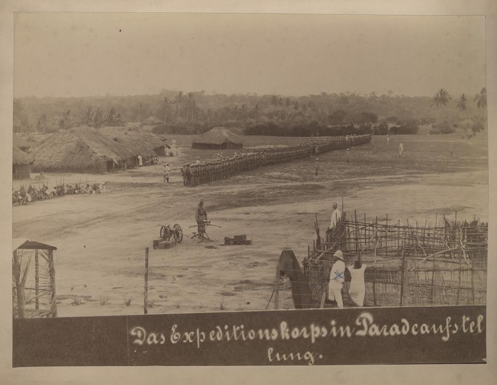 Das Expeditionskorpus in Paradeaufstellung