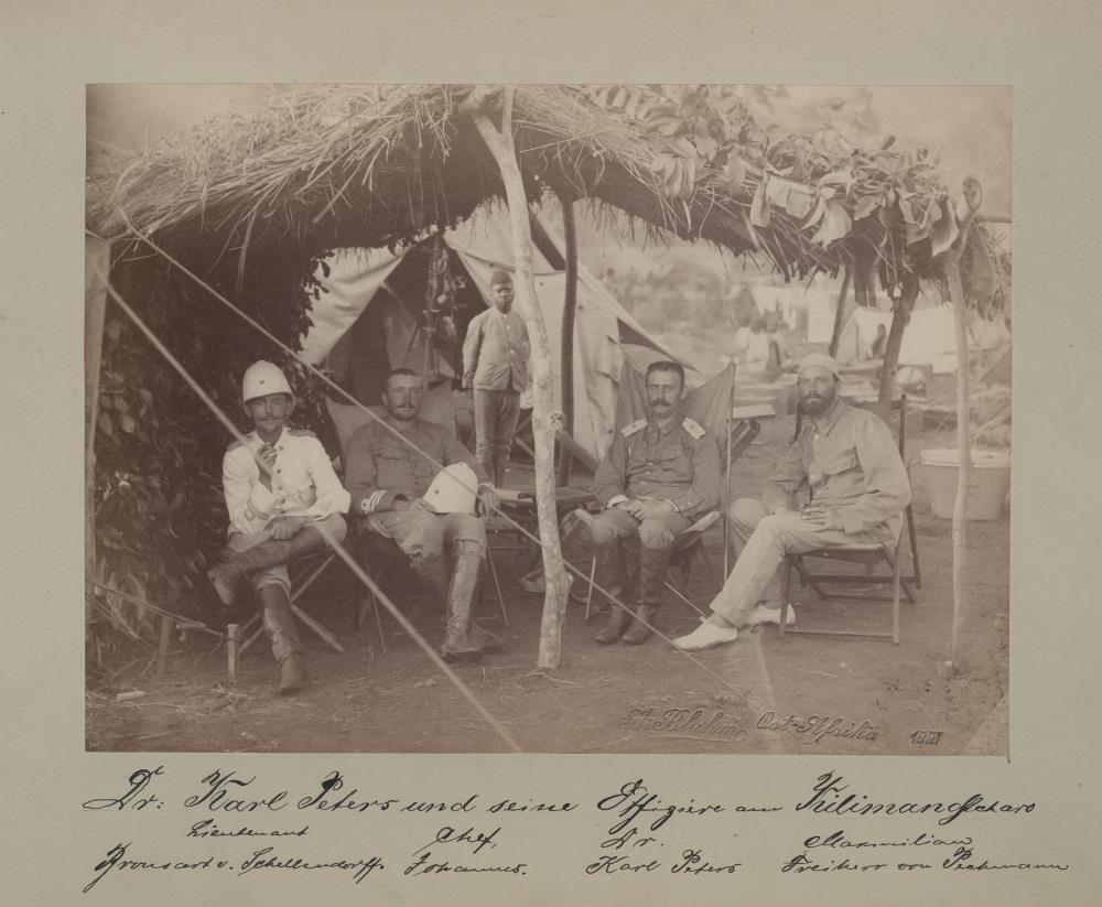 Dr. Karl Peters und seine Offiziere am Kilimanscharo. Lieutenant Bronsart v. Schellendorff, Chef Johannes, Dr. Karl Peters, Maximillian Freiherr von Pechmann