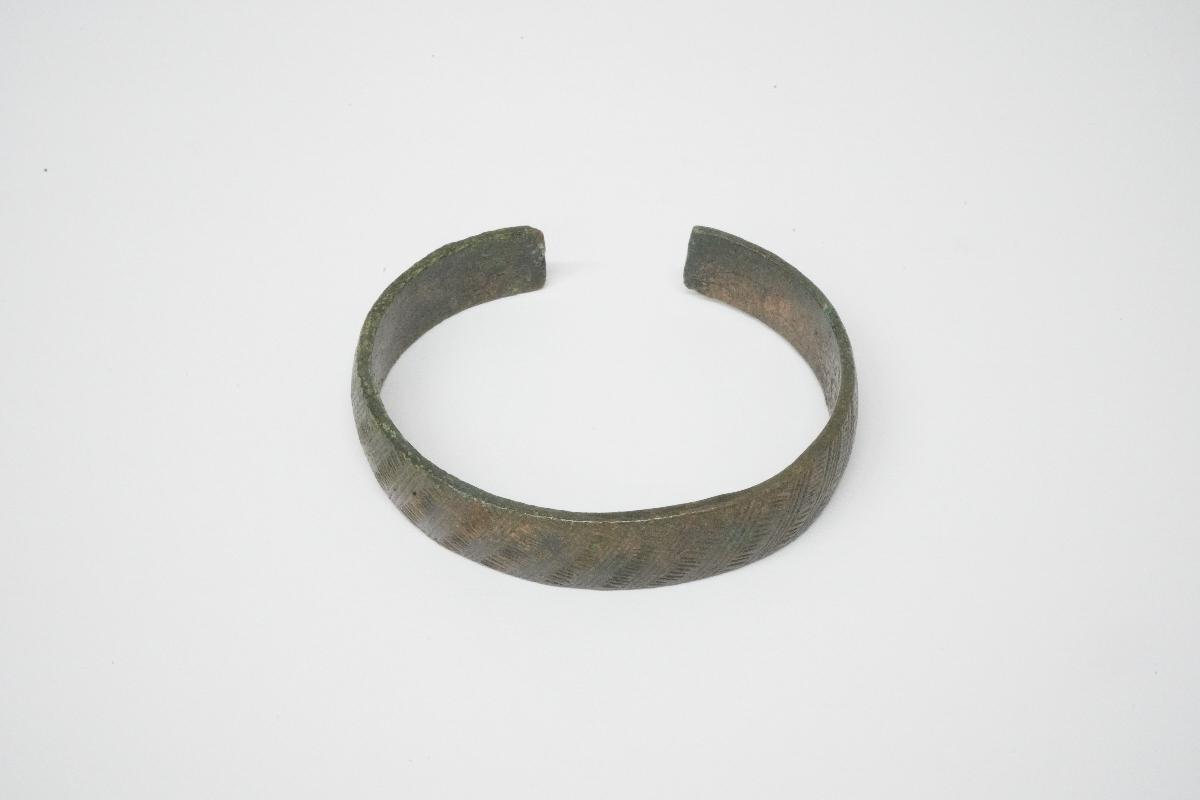 Armreif mit Linearverzierung