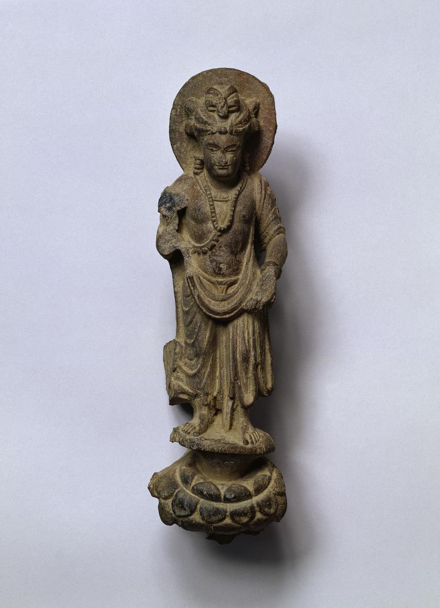 Stehender Bodhisattva auf Lotos (evtl. Fragment einer komplexen Szene)