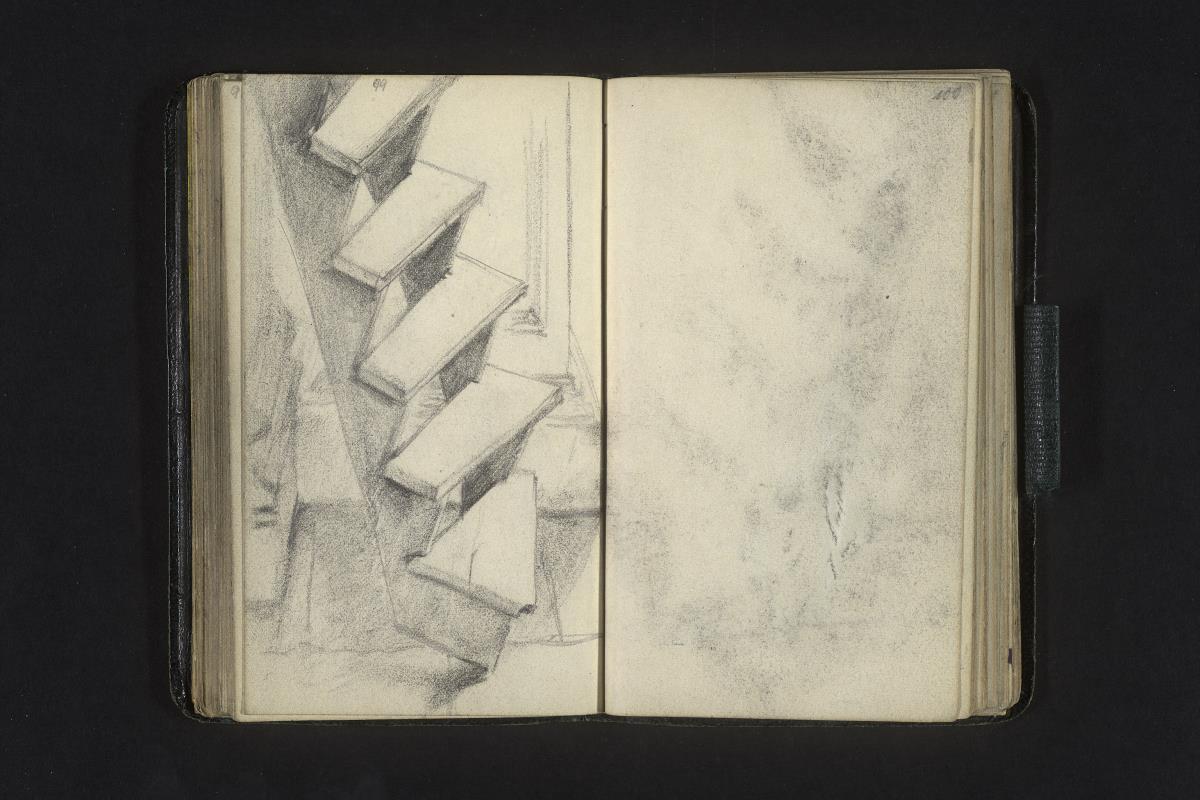 Vor dem Einbau abgestellte Holztreppe