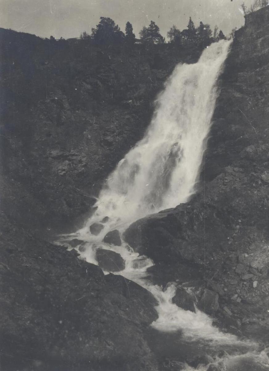 Wasserfall am Lyngenfjord