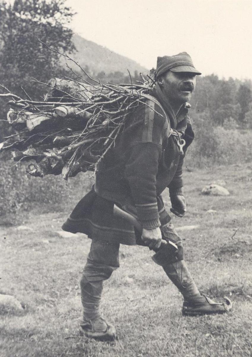 Same mit Holz in Rückentrage