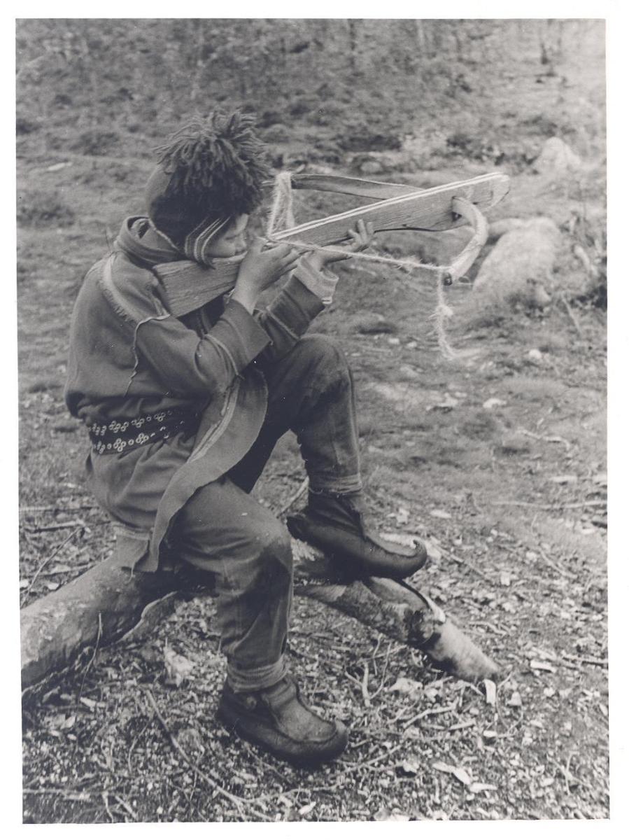 Junge mit Armbrust