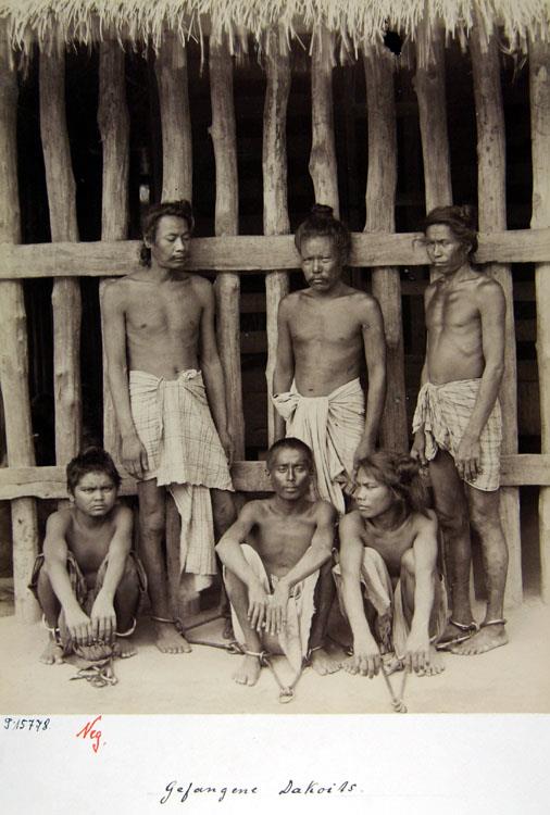 "Gefangene Dacoits." (OT)