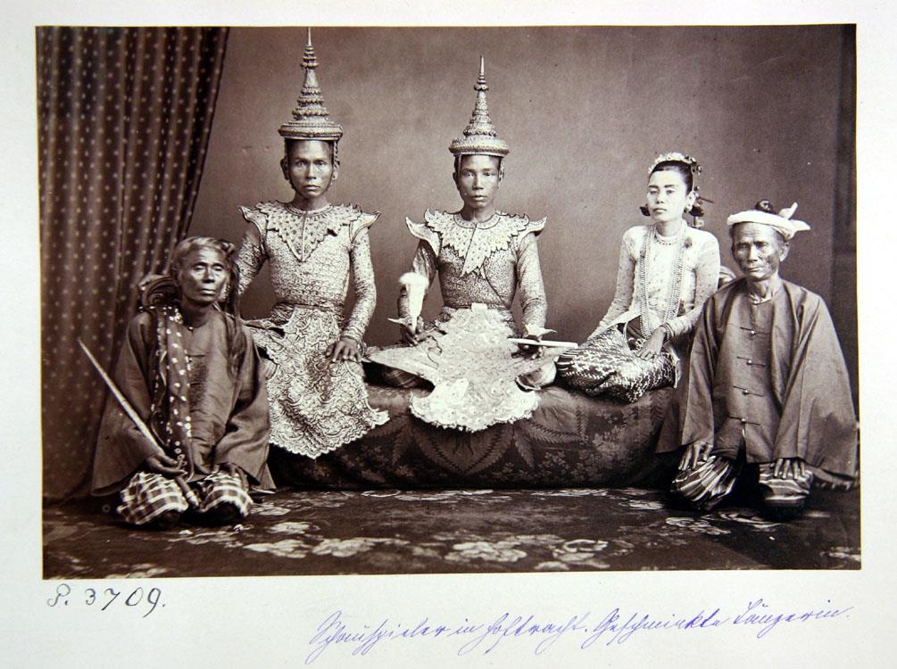 Schauspieler in Hoftracht. Geschminkte Sängerin.