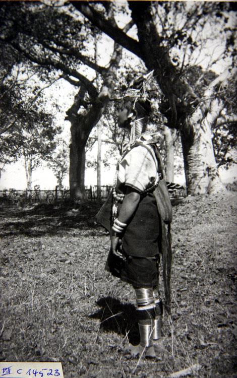 Padaungfrauen von der Seite.