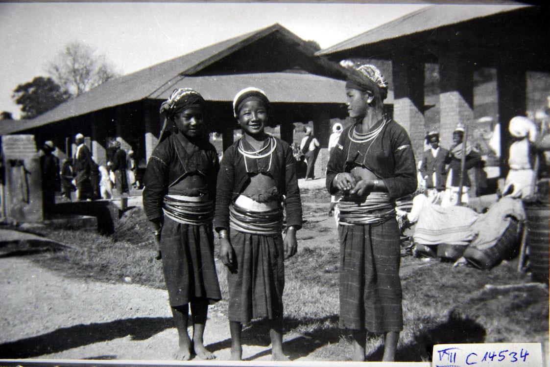 "Südshanfrauen mit Rohrreifen um den Hüften. Primitivstämme, Birma, Siam." (OT)