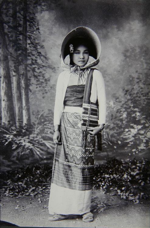 a type of Burmiese Lady. half Shan half Burmies
