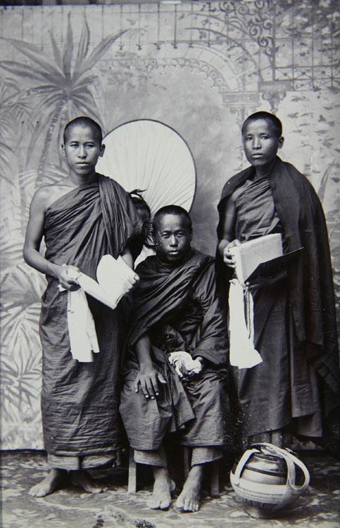 Hpoongyies (Buddist priests)