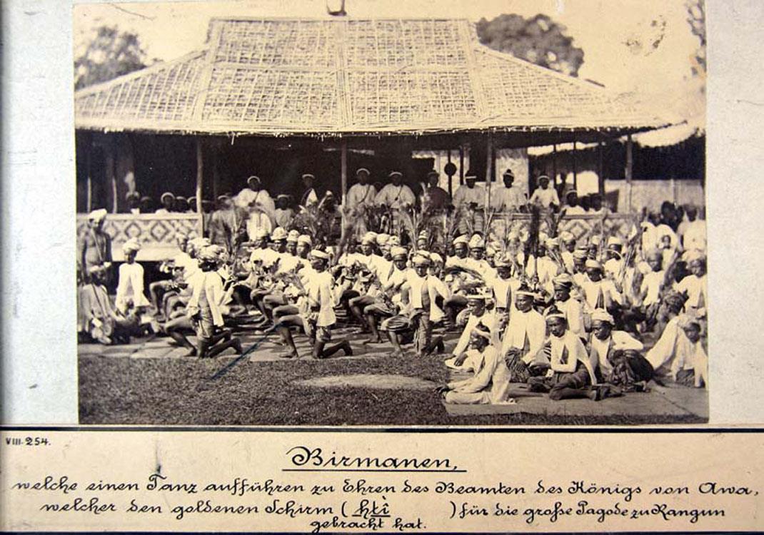 Festlichkeiten anläßlich der Spende eines neuen Schirmes (Hti) für die Schwedagon Pagode in Rangun durch den König von Birma.
