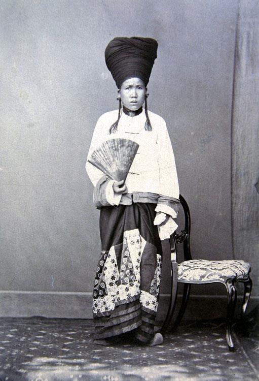 "Frau eines Schan Häuptlings. (Nahe der chinesischen Grenze)" (OT)