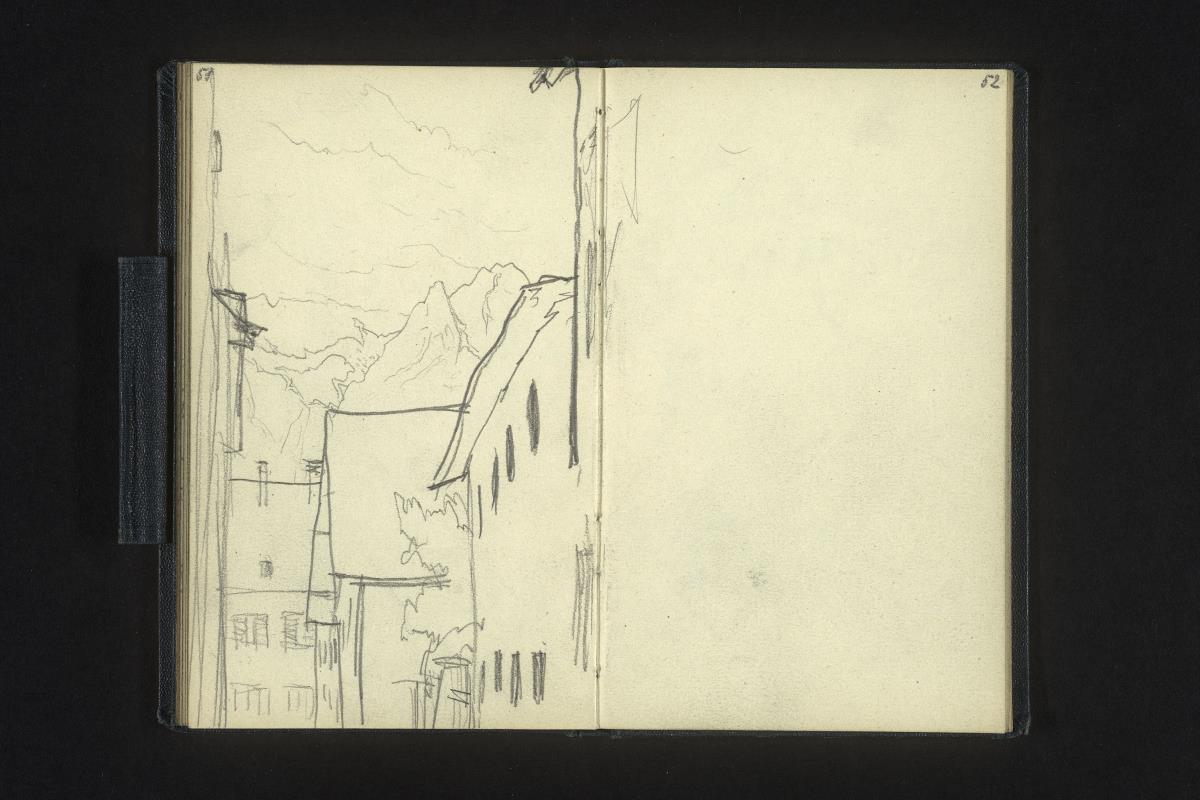 Gasse mit Bergen im Hintergrund