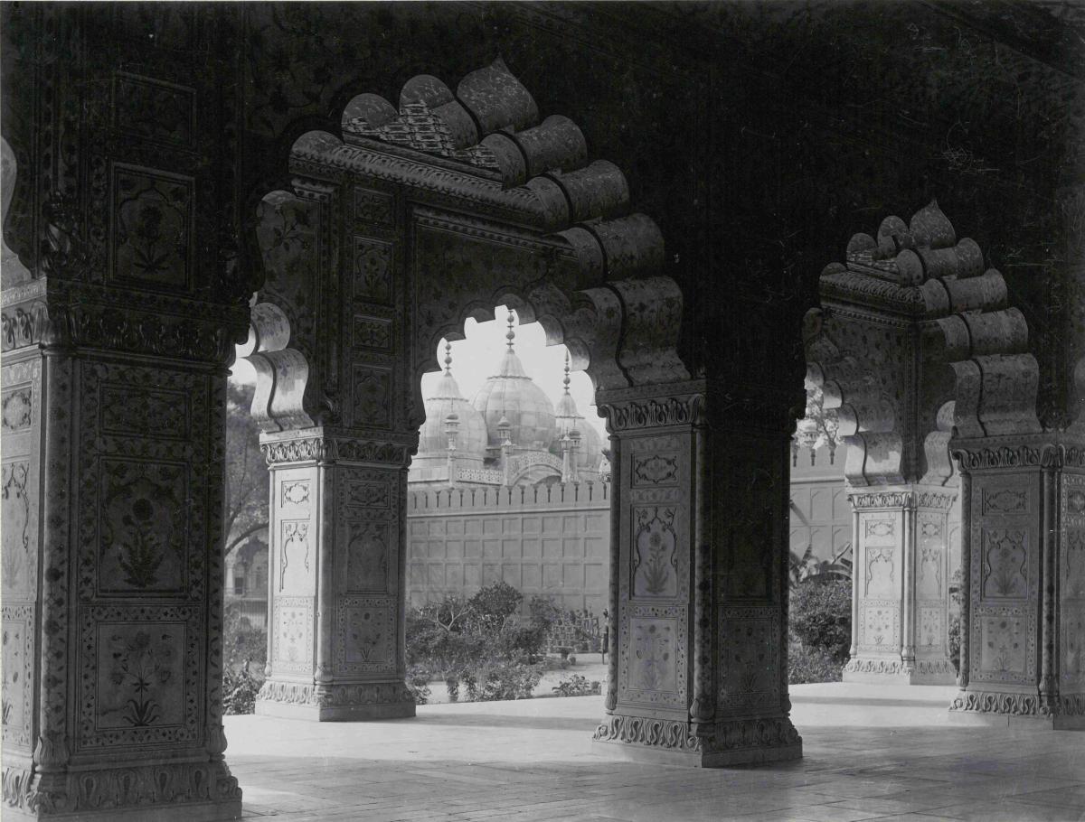 Delhi, Rotes Fort, Diwan-i-Khas, Säulenhalle, im Hintergrund die Moti Masjid