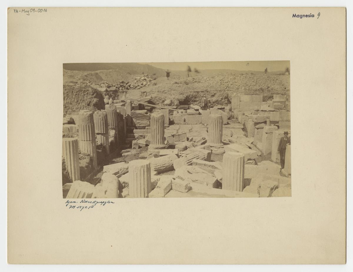 Magnesia am Mäander, Agora, Südwestpropylon