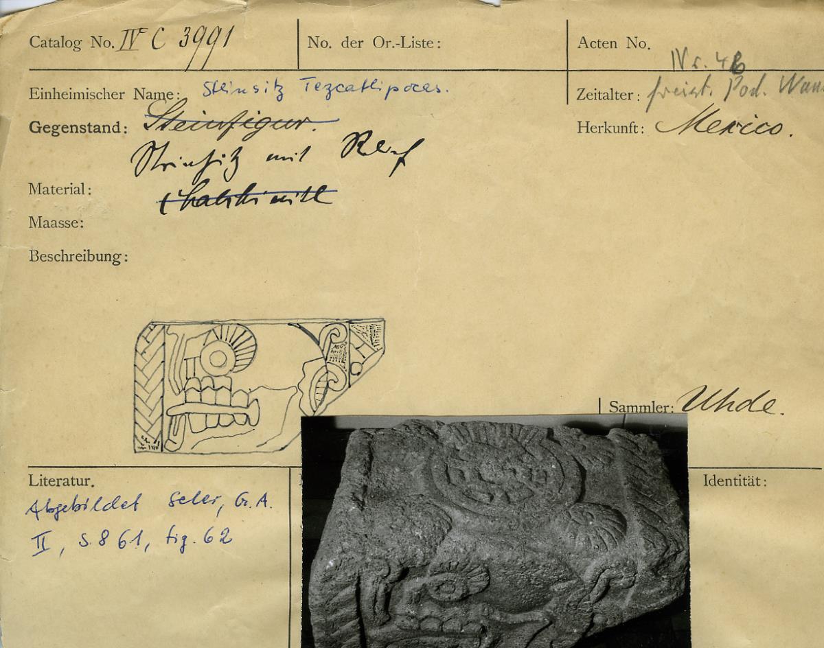 Relief (Tezcatlipoca und Schädel)