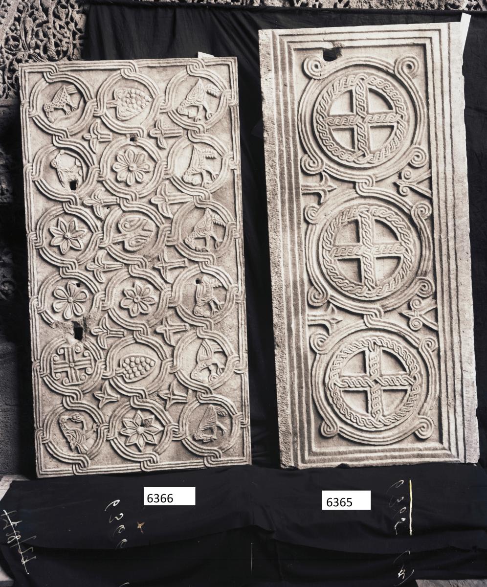 Schrankenplatte mit Flechtbandkreuz