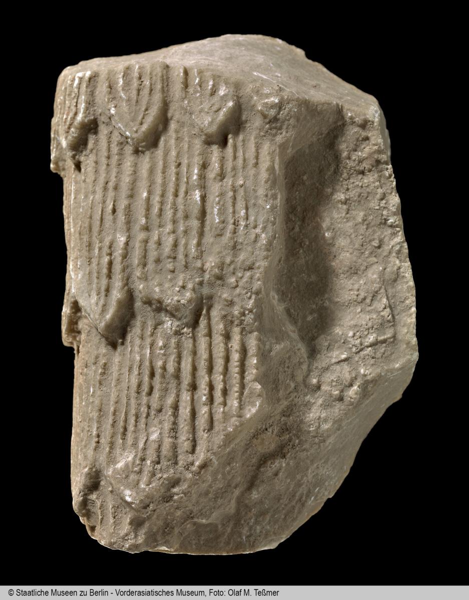 Fragment einer Beterfigur mit Gewandwiedergabe