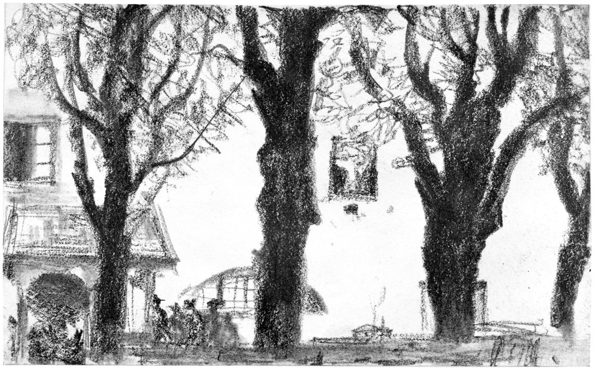 Baumbestandener Platz mit Biergarten und Passanten in einer Ortschaft