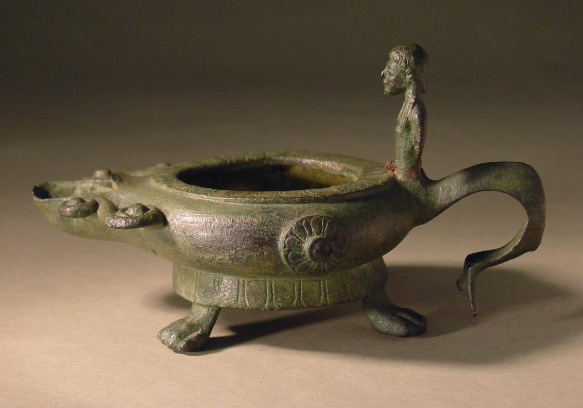 Archaische Lampe mit der Figur eines Tritons als Griff