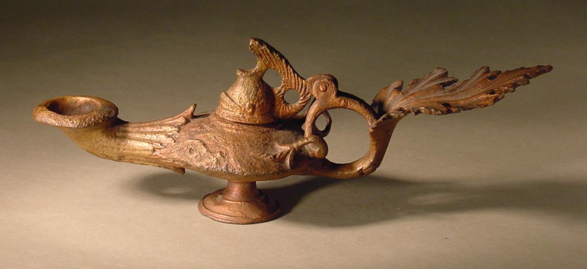 Hellenistische Lampe mit einem Akanthusblatt am Griff, als Deckel des Öllochs ein Helm mit hohem Helmbusch, der Fußring verloren (!)