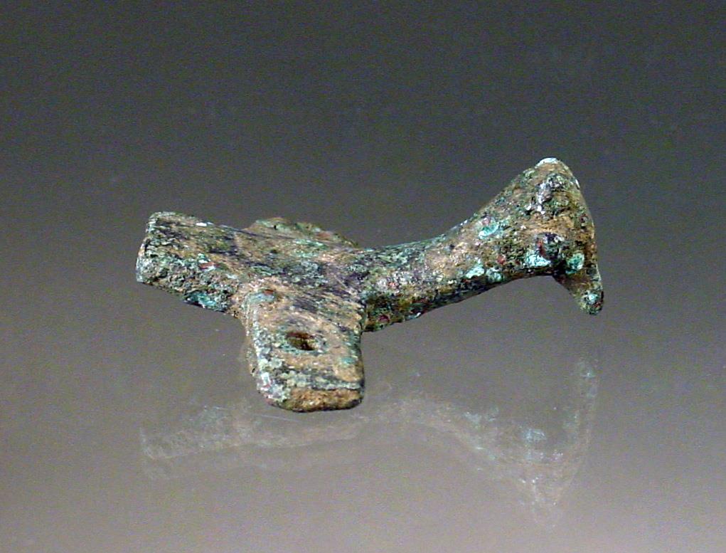 Kesselattasche mit gefügeltem Greifenkopf (Attasche in Form eines Vogels)