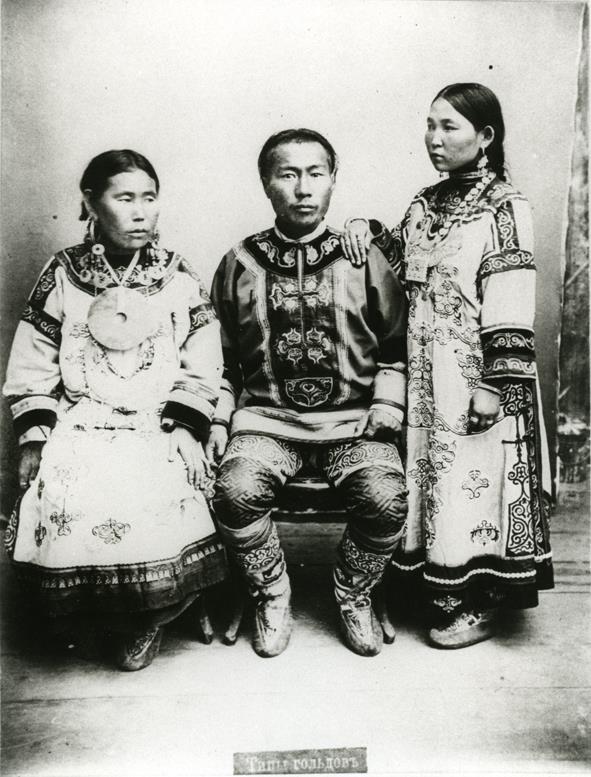 Sergej, ein Nanai, mit zwei Frauen Ehefrau und Mutter (?).