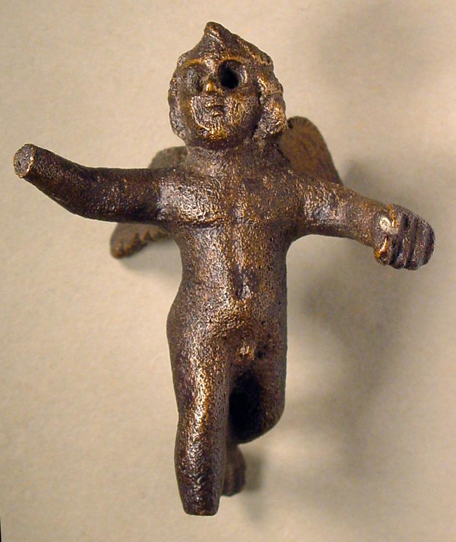 Kleine römische Amor- / Erosstatuette, laufend, beide Arme vorgestreckt, die rechte Hand und der rechte Fuß sind weggebrochen; in der Linken hält er etwas