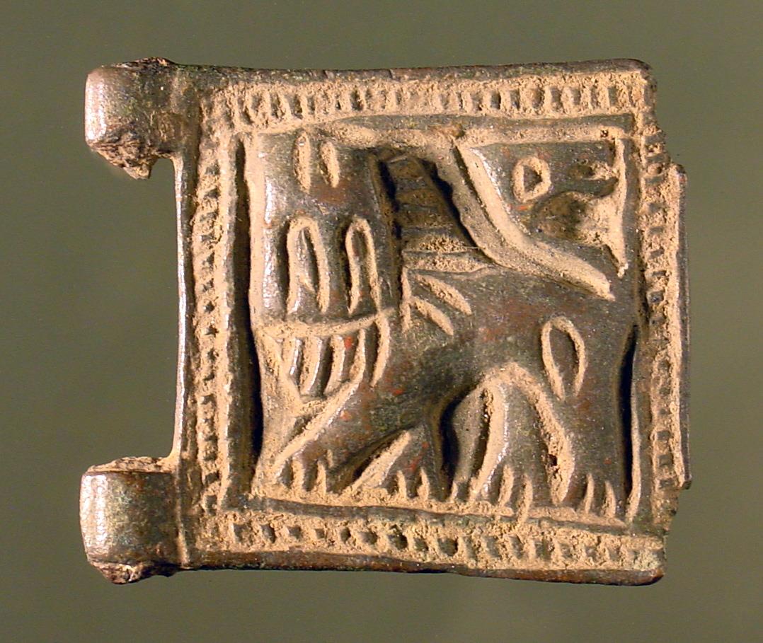 Plättchen (von einem Gürtel ?), darauf in Relief ein roh stilisierter Löwe (?), mittelalterlich ?