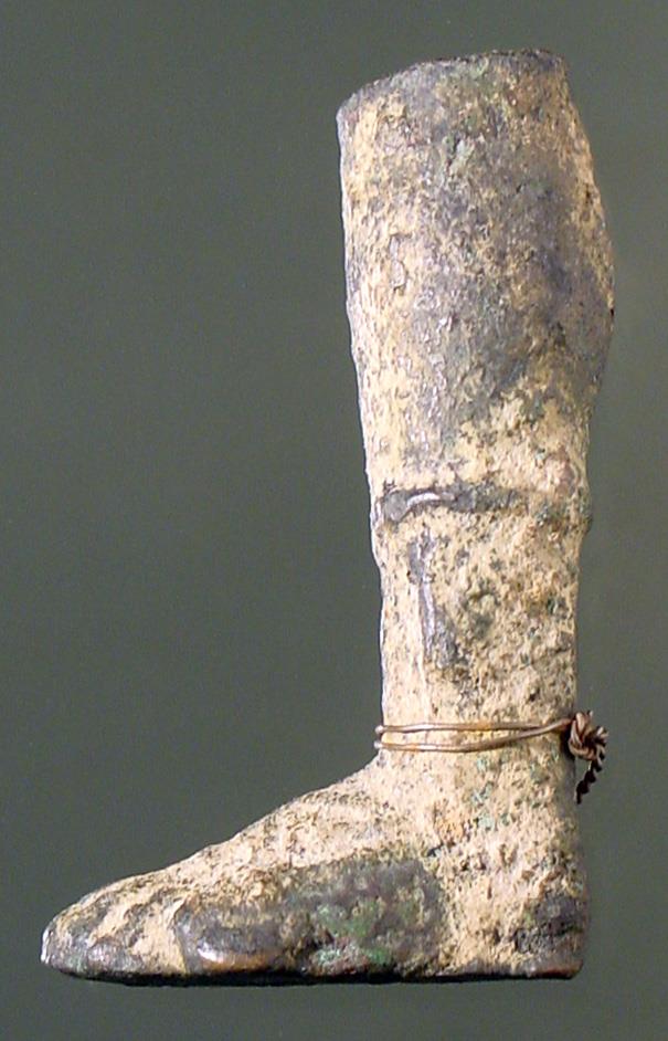 Abgebrochenes linkes Unterbein in hohen Schnürstiefeln (Fragment einer Statuette)